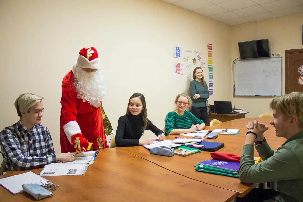 Новогодние поздравления в школе LINK